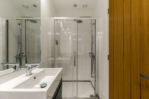 Shower room- click for photo gallery